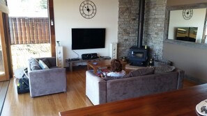 Smart TV, fireplace, DVD player, stereo - Absolute Waterfront: Turners River House Hawkesbury River.WOBBY BEACH (Little Wobby)