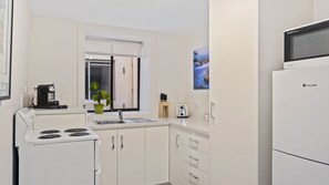 Kühlschrank, Mikrowelle, Ofen, Herdplatte