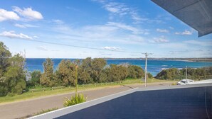 A coastal road with a view of the ocean and trees. - Berrara Cove Beach House (Berrara)