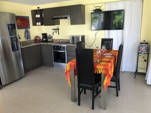 Fridge, microwave, oven, stovetop - Condo Studio PDG Being on TOP ! (Alta Vista)