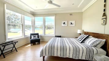 2 habitaciones, tabla de planchar con plancha y cuna de viaje