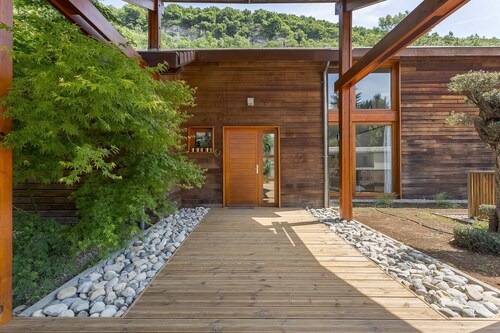 Maison d'architecte ossature bois avec jardin dans cadre naturel