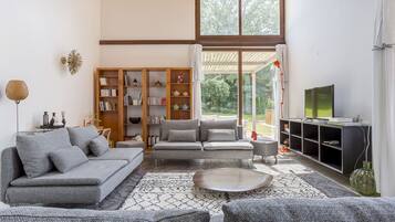 TV connectée, lecteur de DVD, table de tennis de table, livres