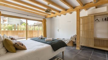 5 bedrooms, desk, iron/ironing board, travel crib