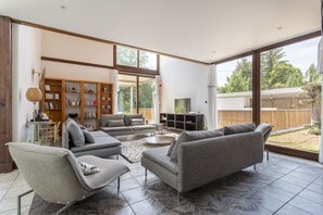 Smart-tv, dvd-spelare, ett bordtennisbord och böcker