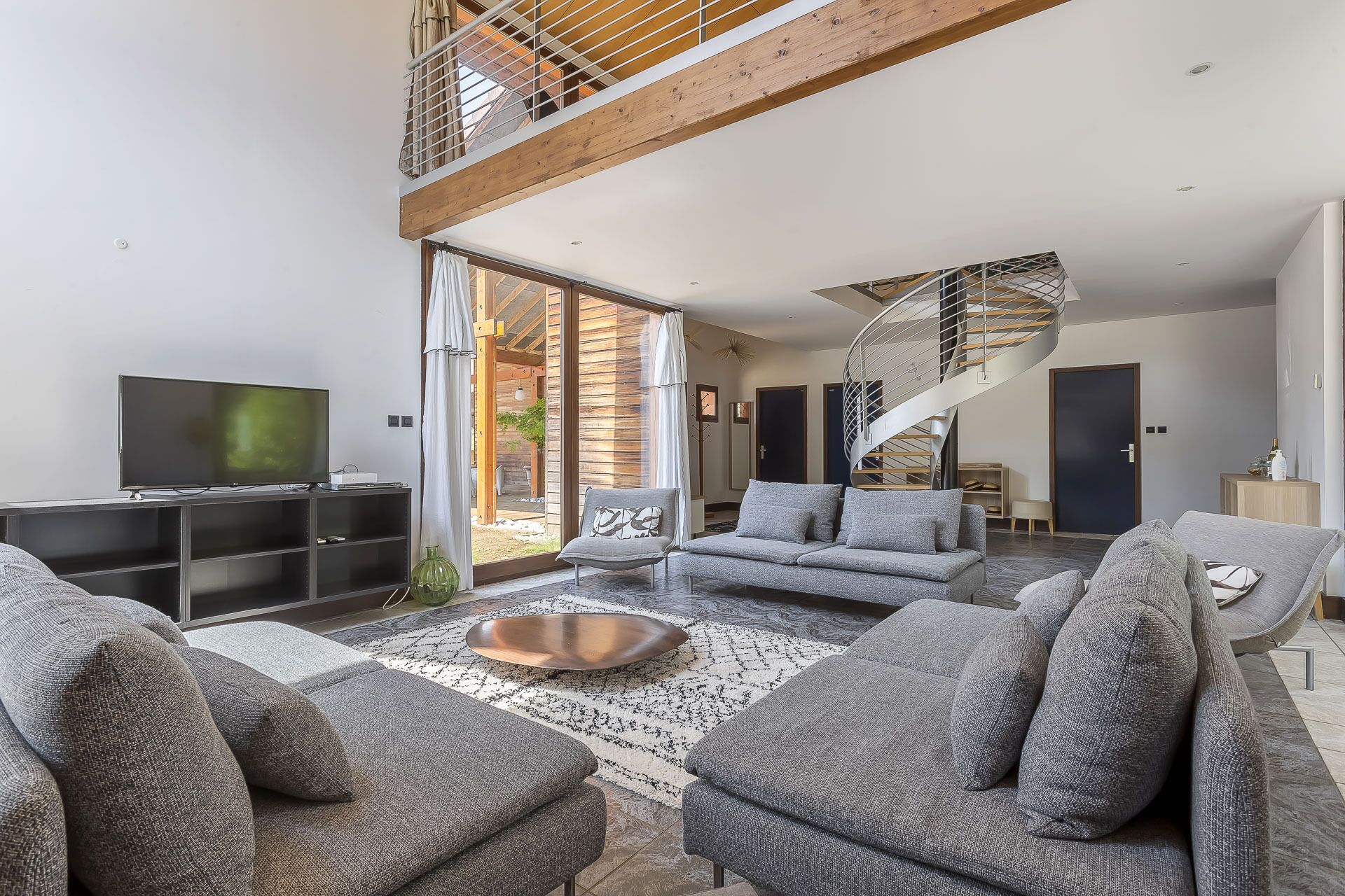 Una Smart TV, un reproductor de DVD, una mesa de tenis de mesa, libros