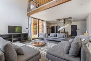 Smart-tv, dvd-spelare, ett bordtennisbord och böcker