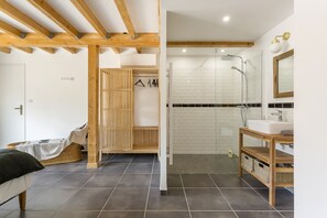 Badewanne, Haartrockner, Handtücher, Seife