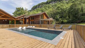 Una piscina al aire libre, una piscina climatizada