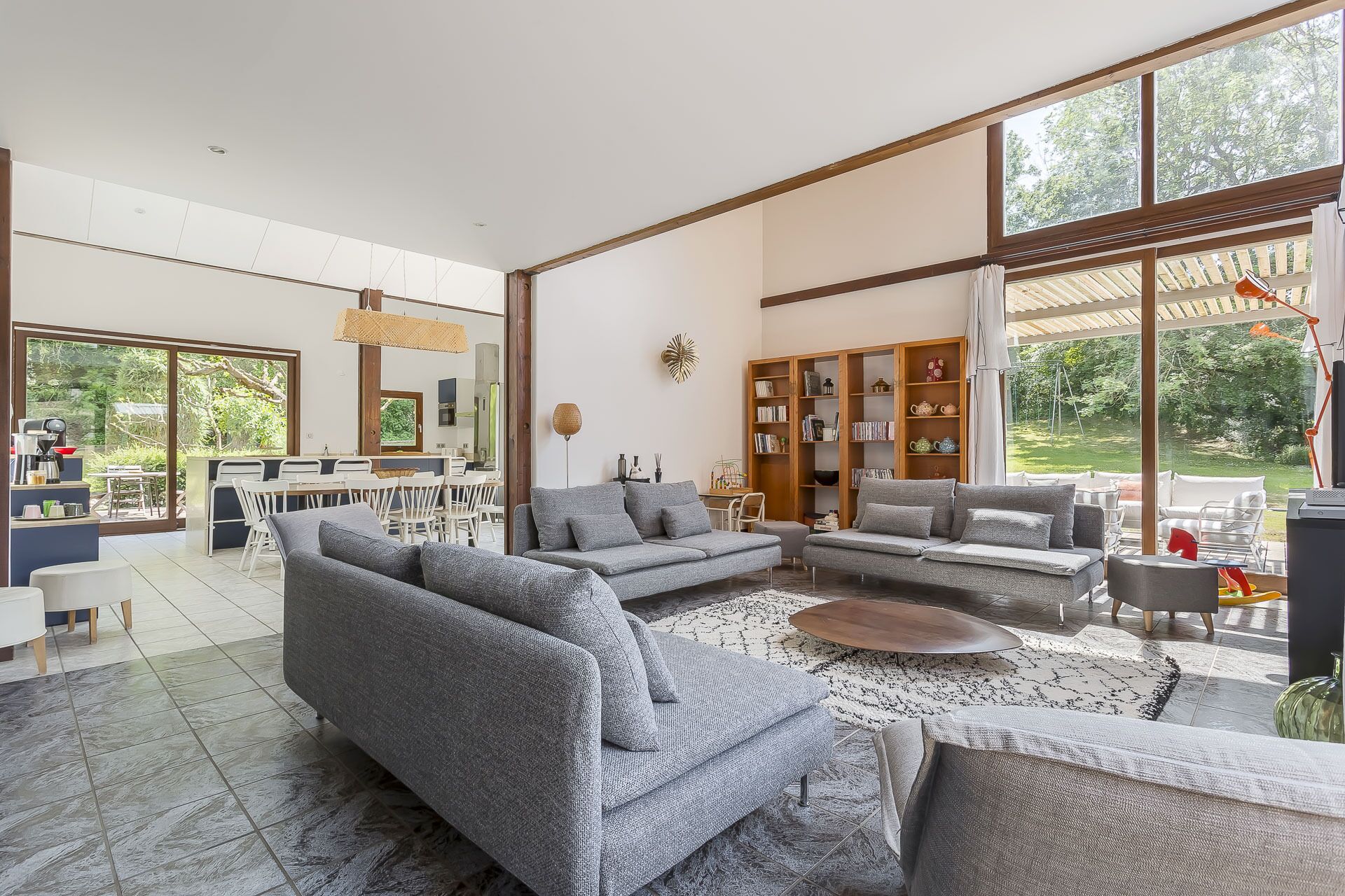 Una Smart TV, un reproductor de DVD, una mesa de tenis de mesa, libros