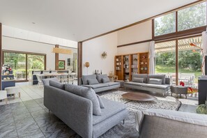 Smart-tv, dvd-spelare, ett bordtennisbord och böcker