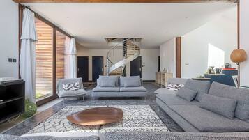 TV connectée, lecteur de DVD, table de tennis de table, livres