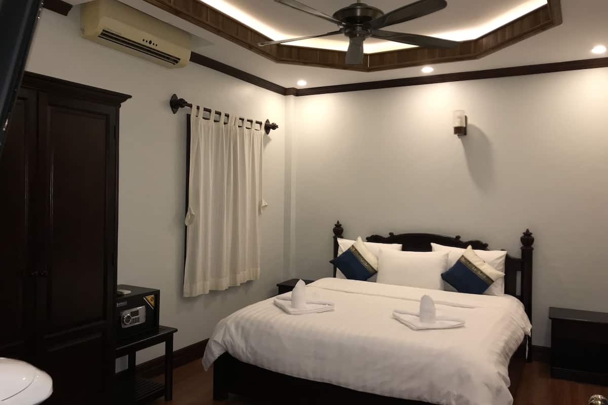 Desk, blackout curtains, free WiFi