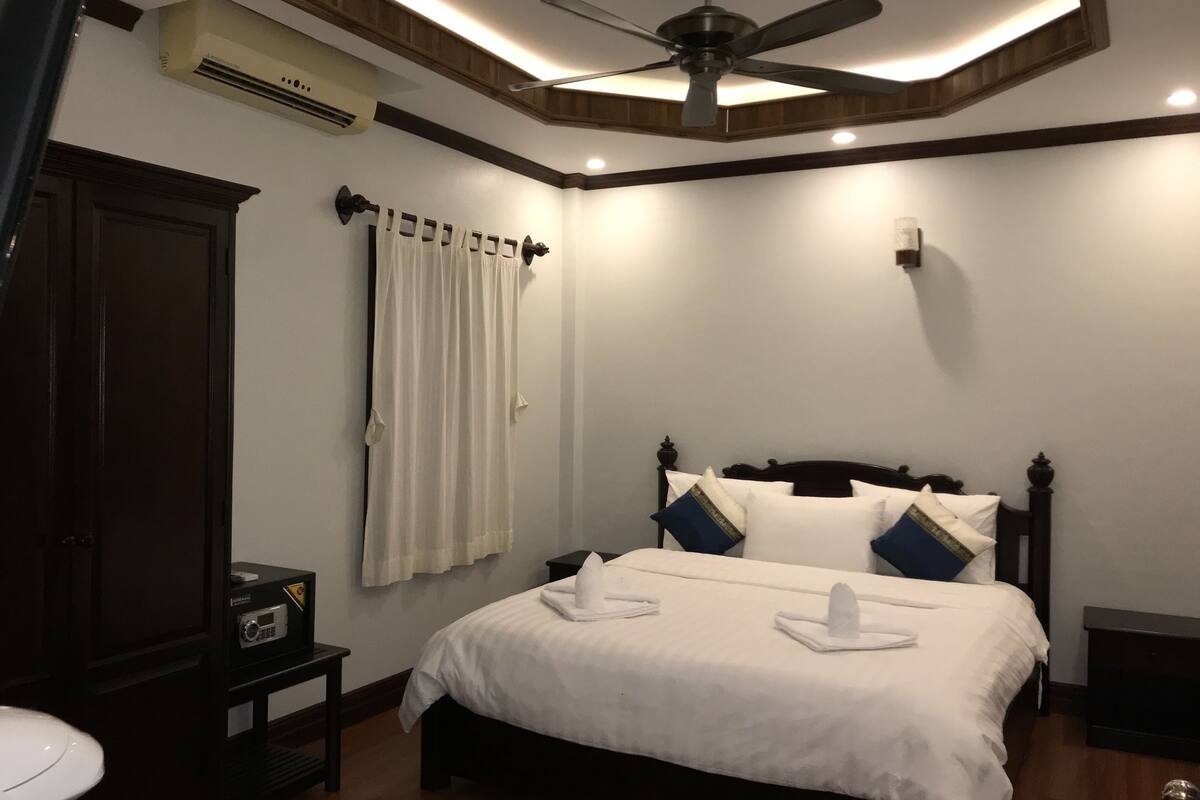 Superior Double Room | Desk, blackout curtains, free WiFi