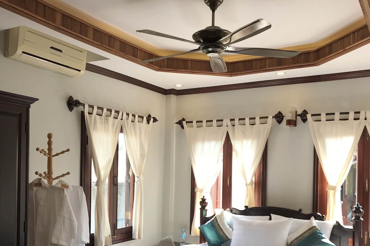 Desk, blackout curtains, free WiFi