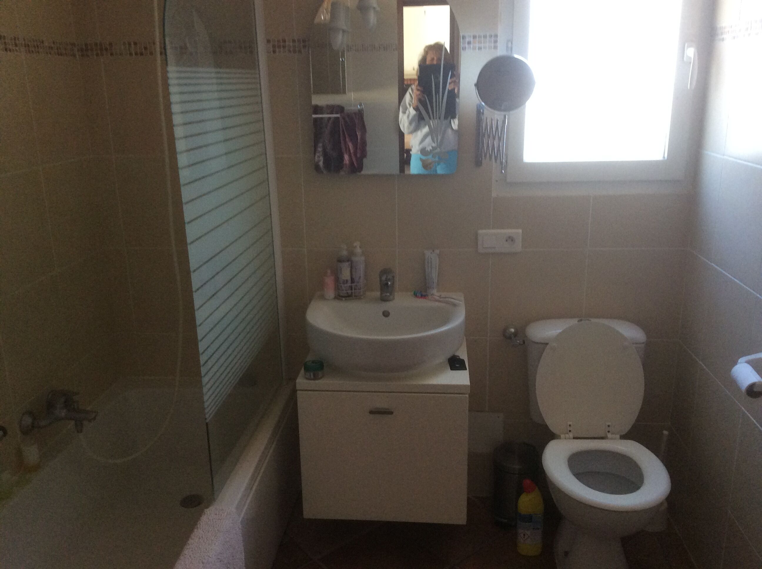 Ein Badezimmer mit Waschbecken, Toilette und Dusche.