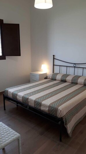 10 Schlafzimmer, Bügeleisen/Bügelbrett, Reisekinderbett