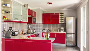 Réfrigérateur, micro-ondes, four, plaque de cuisson