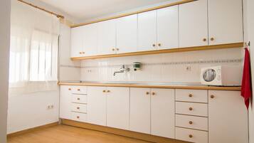 Een koelkast, een magnetron, een oven, een kookplaat