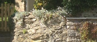Kingfisher Barn, stunning location, private hot tub, tennis, river frontage