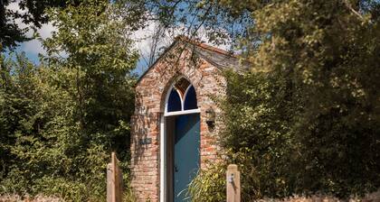 Kingfisher Barn, stunning location, private hot tub, tennis, river frontage