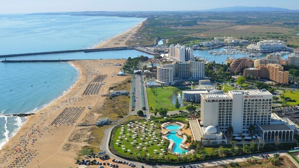Une station balnéaire dotée d’une plage, d’un port de plaisance et d’un complexe de piscines.