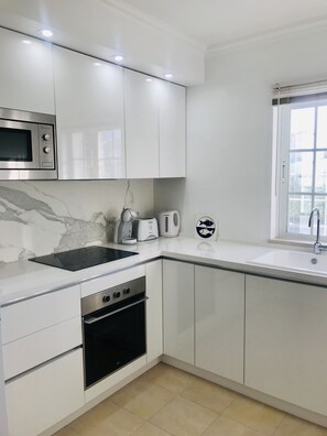 Fridge, microwave, oven, dishwasher - Villa in Vilamoura centre. Private condominium, sunny terrace, 2 pools, gardens (Quarteira)