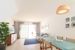 Smart TV, books - *NEW LISTING* Villa in Vilamoura centre, private condominium, pool, free WIFI (Quarteira)