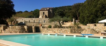 16ヘクタールの敷地の中心にあるスイミングプール付きの中世の住居 