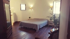 6 chambres, fer et planche à repasser, accès Internet, draps fournis