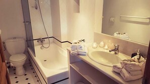 Combined shower/tub, hair dryer, bidet, towels