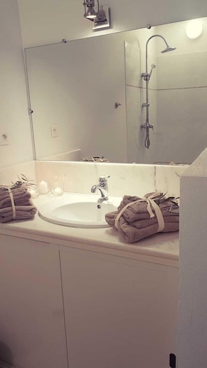 Combined shower/bathtub, hair dryer, bidet, towels - Medieval residence with swimming pool in the heart of a sixteen hectare property (Sartène)