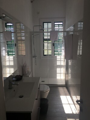 Douche, sĂšche-cheveux, serviettes fournies, savon