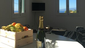 Ein Zimmer mit einem Tisch, einer Weinflasche und einer Obstkiste.