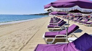 A beach with rows of sun loungers and umbrellas. - Large Family Villa, Les Issambres private pool, gorgeous sea views, 5 bedrooms (Roquebrune-sur-Argens)