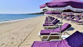 Plage à proximité, chaises longues