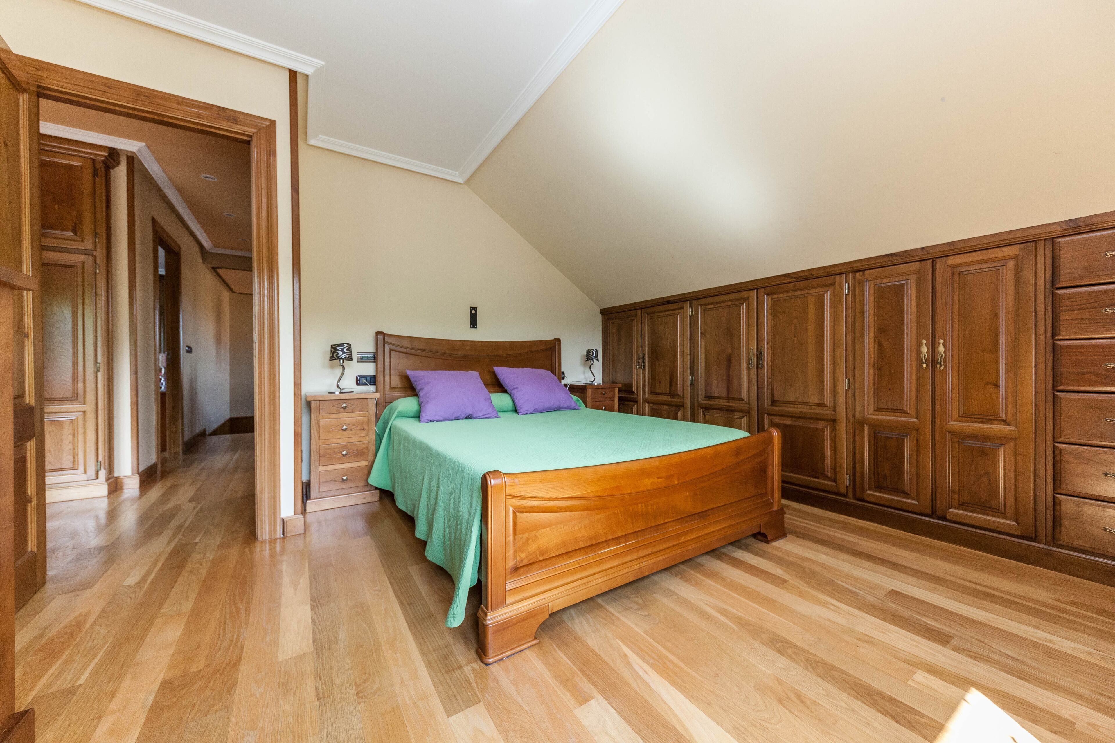 5 bedrooms, desk, iron/ironing board, free WiFi