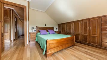 5 bedrooms, desk, iron/ironing board, free WiFi
