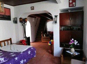 3 bedrooms, desk, WiFi, bed sheets