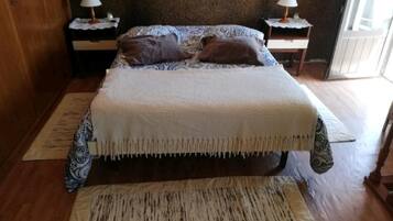 3 bedrooms, desk, WiFi, bed sheets