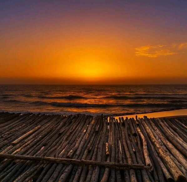 Perto da praia, espreguiçadeiras 