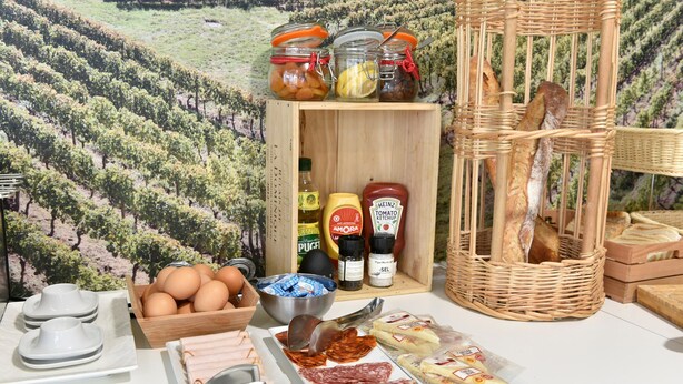 A table with various food items and condiments, including bread, eggs, and cheese. - Studio confort proche du centre + Wi-Fi gratuit (Bordeaux)