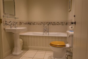 Bathtub, hair dryer, towels, soap - The Granary is in a rural location, perfect for families, couples and pets. (Naunton)