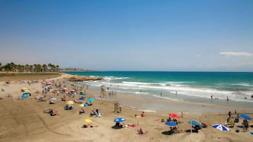Playa en los alrededores, camastros y toallas de playa