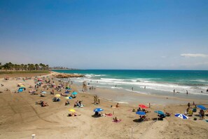 Nær stranden, solsenger og strandhåndklær