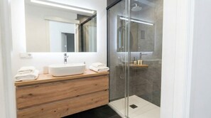 Dusche, Haartrockner, Handtücher