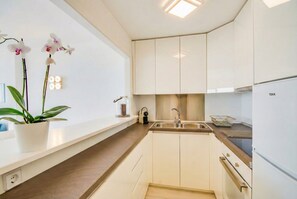 Fridge, microwave, oven, coffee/tea maker