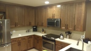 Refrigerador, microondas, horno, placa de cocina