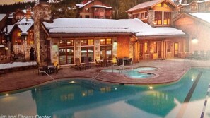 Una piscina al aire libre, una piscina climatizada