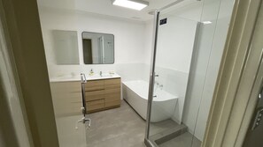 Badewanne, Handtücher, Seife, Shampoo